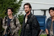 Nach einer Invasion feindlicher Aliens liegt die Welt in Trümmern. Tom (Noah Wyle, M.), Hal (Drew Roy, l.) und Dai (Peter Shinkoda, r.) sind jedoch fest entschlossen, ihre Angreifer zu besiegen und ein neues Leben zu beginnen ...