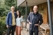 Kevin McCloud (r.) mit Jon und Noreen