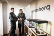 Melanie (Sanna Englund) und Mattes (Matthias Schloo) schauen sich das Terrarium an, aus dem die Vogelspinne gestohlen wurde.