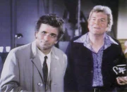 Mark Davis (Bert Remsen, re.) erzählt Lt. Columbo (Peter Falk), wie er und Ward Fowler den Abend zusammen verbracht haben, als die Filmproduzentin Claire Daley ermordet wurde.