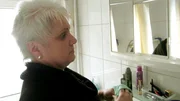 Tauschmutter Claudia (52) putzt den Spiegel im Bad