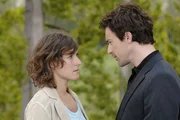 Chris (Gedeon Burkhard) hat Dr. Julia Kamp (Margrit Sartorius) und sich in Sicherheit gebracht.