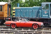 V.l.: Jeremy Clarkson, Richard Hammond und James May testen ihren umgebauten Jaguar XJS ertsmals auf den Schienen.