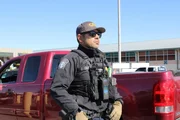 CBP-Beamter Acosta patrouilliert auf den Hauptfahrbahnen, wenn Fahrzeuge versuchen, die Grenze in El Paso, Texas, zu passieren.