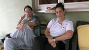 Beate (li.) und Ela haben zwei Monate gemeinsam für eine Reinigungsfirma gearbeitet - doch nun wurde Ela völlig unerwartet gekündigt..