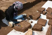 Archäologen nutzen die Chance, den größten Tempel der alten Ägypter freizulegen, dessen Überreste unter mehreren Sand- und Lehmschichten begraben liegen.