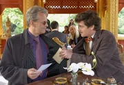 Der Gigolo Matteo (Peter Sattmann, links) soll dem Schokoladen-Fabrikanten Bertram Mayrhofer (Fritz Karl) Rosas Pralinenrezept beschaffen.