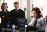 Scully (Gillian Anderson, r.)