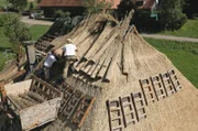 Die Landwassermühle in Oberprechtal im Schwarzwald wird mit Reet neu gedeckt.