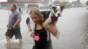 Wasser kann ungeheure Kräfte entwickeln. Die Gefahr lauert dabei in unterschiedlicher Form. Hurrikan Harvey zwang in Houston, Texas, USA, Naomi und ihren Hund Simba sowie ihre Nachbarn im August 2017 zum Verlassen ihrer Häuser.