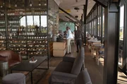 In Johannesburg hat Irene Kyracou eine große Büroetage zu einer Bar mit außergewöhnlich intensiver Lichtdramaturgie umgestaltet.