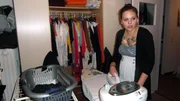 Tauschmutter Isabel (21) beim Bügeln