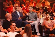 Jan Böhmermann sitzt mit Kandidat Phil auf der Tribüne in der "Sendung Lass dich überwachen!"