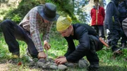Welches Team kriegt als erstes Feuer hin? Samuel und Jeremy geben alles, wollen die Challenge für sich entscheiden.