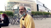 Georg (42) versucht verzweifelt, seine schmerzhaften Gedanken an die Vergangenheit mithilfe von Heroin zu verdrängen.