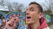 "PUR+"-Moderator Eric Mayer will es wissen: Wie schmeckt eine geröstete Heuschrecke?