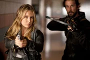 Planen die Befreiung der Kinder: Tom (Noah Wyle, r.) und Margaret (Sarah Carter, l.) ...