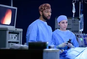 Arbeit mit den neuen Mentor: Anthony Hill als Dr. Winston Ndugu, Adelaide Kane als Dr. Jules Millin