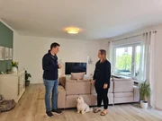 Janina mit Malteserhündin Emmi und Trainer Marcel.