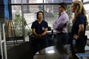 Von links: Dr. Alex Park (Will Yun Lee), Dr. Neil Melendez (Nicholas Gonzalez) und Dr. Morgan Reznick (Fiona Gubelmann)