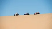 Das Trio fährt mit Strandbuggys durch Namibia.