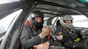 Elvis li.) darf mit einem professionellen Fahrer im Drifttaxi eine Runde über den Hockenheimring drehen. Driften auf der Rennstrecke, das wird für den Autoliebhaber eine Premiere!
