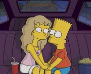 Bart (r.) gerät in eine heikle Lage und landet beinahe vor dem Altar mit Darcy (l.) ...