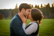 Maxi (Katharina Scheuba, r.) ist überglücklich, weil Henry (Elias Reichert, l.) sich mit dem Heiratsantrag endgültig zu ihr bekennt.