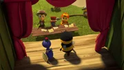 Anna Ameise, die die Königin spielen will, und Heini Hummel sprechen für das geplante Theaterstück vor. Ob sie die Jury - Gregor Grille, Klaus, die Laus und Josefine, die Biene - beeindrucken können?