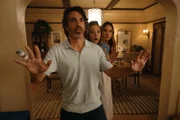 (v.l.n.r.) Nathan Bartlett (Chris Messina); Ava Bartlett (Kaley Cuoco); Tory Thompson (Liana Liberato)