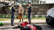 Kris (Marc Barthel, l.) und Pinar (Aybi Era, r.) nehmen die Aussage von Sabine Dorn (Carolin Spieß, M.) auf, die eine Motorrollerfahrerin übersehen und angefahren hat.