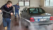 Det (li.) gibt alles, damit Geld zusammenkommt..