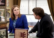 Brennan (Emily Deschanel) und Booth (David Boreanaz) müssen den Mord an der Lehrerin Mia Ferrara aufklären, für den es gleich mehrere Verdächtige gibt.