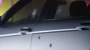 Einschusslöcher in einem Auto Einschusslöcher in einem Auto