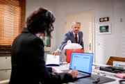 Erik (Sven Waasner, r.) kann es kaum glauben, als ihm Sophia (Krista Birkner, l.) ohne großen Widerstand gestattet, sich als Portier auszuprobieren.