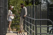 Ava Bartlett (Kaley Cuoco, l.); Matt Pierce (Tom Bateman, r.)