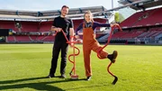 Marina hilft Greenkeeper Stefan den Fußballplatz im Stadion auszubessern.