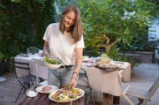 Mara Hohla serviert zum Tafelspitz Gurkensalat mit frischen Feigen.