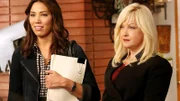 Angelas (Michaela Conlin, l.) Freundin, die Hellseherin Avalon Harmonia (Cindy Lauper), scheint sachdienliche Hinweise zu dem Fall zu haben, doch da diese ihr von Geistern übermittelt wurden, schenken ihr die Forensiker keinen Glauben.