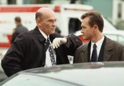 Walter Skinner (Mitch Pileggi, l.); John Doggett (Robert Patrick, r.)