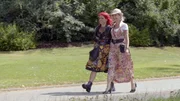 Kandidatin Sina (l.) und Freundin Emmi (r.) machen sich auf den Weg in ein Brautmodengeschäft.