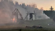 Die ermordeten Opfer liegen auf dem Rasen.