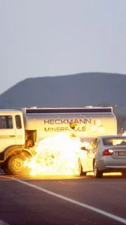 Semir und Chris verfolgen die Entführer von Claudia Markwart. Diese fahren plötzlich auf der Autobahn gegen die Fahrtrichtung, Chaos bricht aus, und es kommt zu einer Tanklasterexplosion. Die Entführer können entkommen mit Julia entkommen.