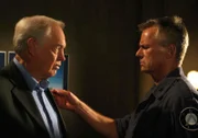 Kinsey (Ronny Cox, li.) bittet O'Neill (Richard Dean Anderson, re.) um Hilfe gegen den 'Trust'...