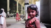 Ein Mädchen am Bahnhof in Dhaka. Jeden Tag kommen hier Kinder alleine an, manchmal schon im Alter von drei Jahren.