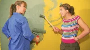 Im Gegensatz zu Claudia (Nora Binder, re.) ist Alex (Wolke Hegenbarth) nicht sicher, ob Sonnengelb wirklich die richtige Farbe für ihr Zimmer ist...