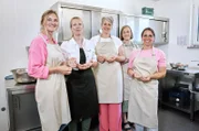 SWR LECKER AUFS LAND, "Folge 2: Zu Gast bei Lara Jenner in Erdmannshausen", am Montag (01.09.25) um 20:15 Uhr im SWR. Die Landfrauen machen Wurst aus dem Fleisch der Sattelschweine. v.li: Michaela Pistono, Sonja Müller, Petra Waldraff, Anne-Christin Trautwein, Heike Schiltz