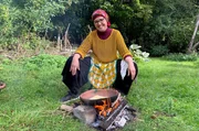 Ibtissem Nhidi backt im Garten tunesische Mlewi-Fladenbrote aus.