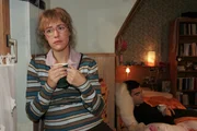 Lisa (Alexandra Neldel, l.) ist froh, dass David (Mathis Künzler, r.) bei ihr Ruhe findet - und fühlt sich ihm sehr nahe. (Dieses Foto von Alexandra Neldel darf nur in Zusammenhang mit der Berichterstattung über die Serie "Verliebt in Berlin" veröffentlicht und verbreitet werden.)