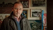 Karl Hidde (Alexander Held) durchsucht die Wohnung des Flüchtigen.